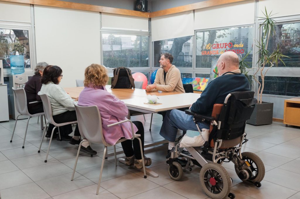 Residentes de Lar participan en el taller de juegos de mesa.