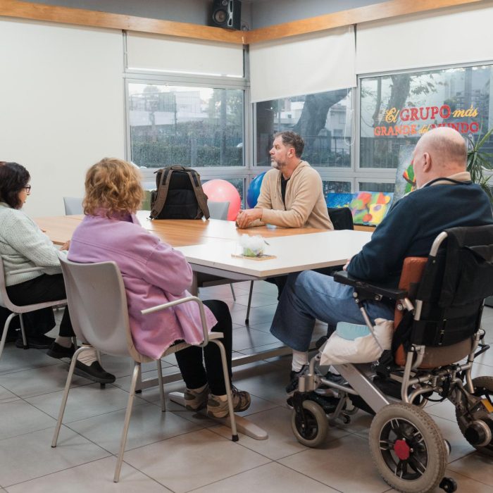 Residentes de Lar participan en el taller de juegos de mesa.